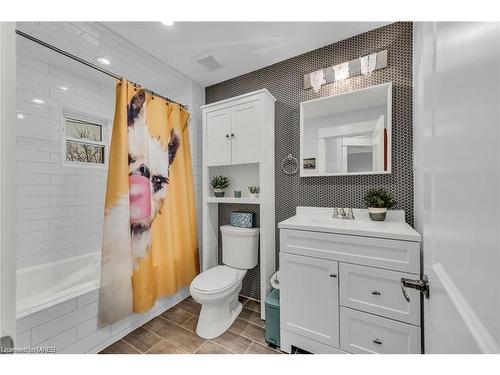 153 Ottawa Street S, Hamilton, ON - Indoor Photo Showing Bathroom