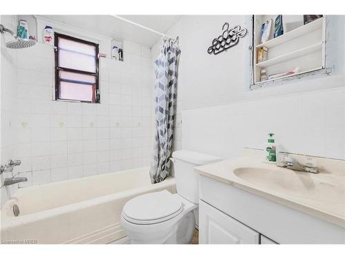 82 Marlborough Street, Brantford, ON - Indoor Photo Showing Bathroom