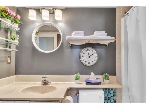 301-880 Dundas Street W, Mississauga, ON - Indoor Photo Showing Bathroom