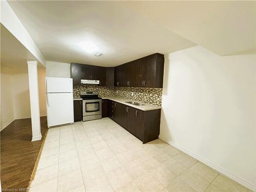 7646 Goldenrod Trail, Niagara Falls, ON - Indoor Photo Showing Kitchen