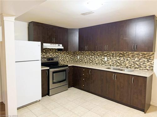 7646 Goldenrod Trail, Niagara Falls, ON - Indoor Photo Showing Kitchen With Double Sink