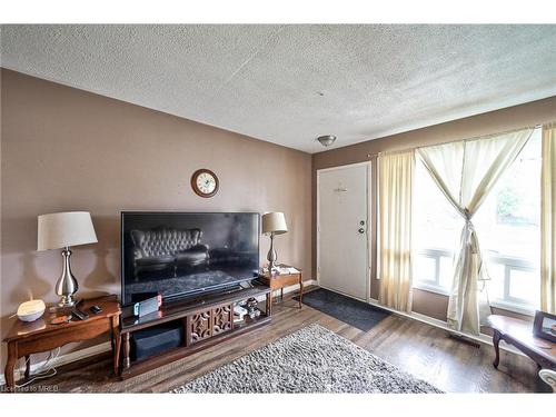 25 Cumming Street, St. Catharines, ON - Indoor Photo Showing Living Room