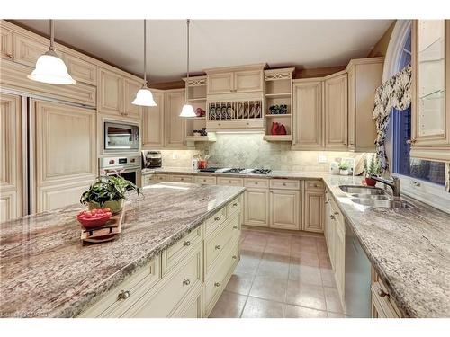 1301 Lindburgh Court, Mississauga, ON - Indoor Photo Showing Kitchen With Upgraded Kitchen