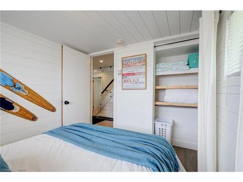 16 William Avenue, Wasaga Beach, ON - Indoor Photo Showing Bedroom