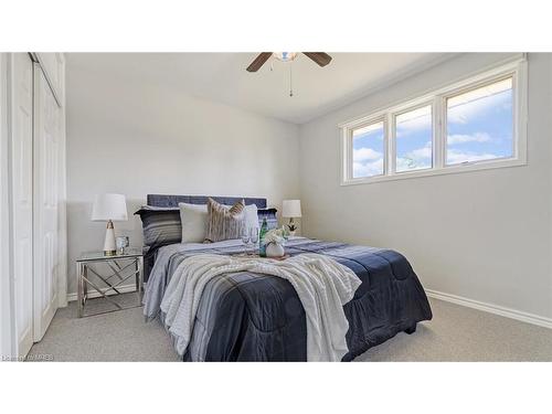 920 Eagle Crescent, London, ON - Indoor Photo Showing Bedroom