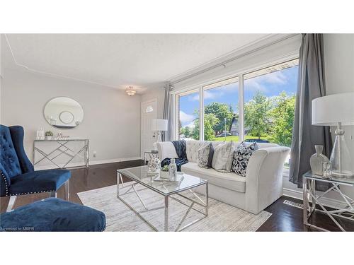 920 Eagle Crescent, London, ON - Indoor Photo Showing Living Room