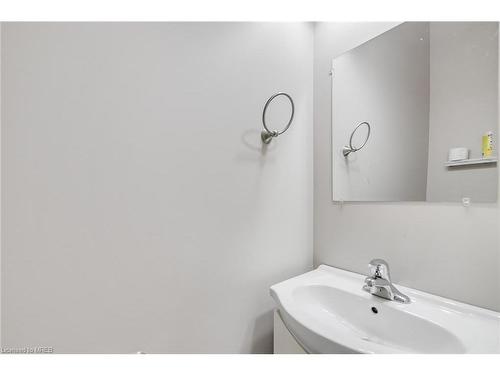 4F-439 Athlone Avenue, Woodstock, ON - Indoor Photo Showing Bathroom