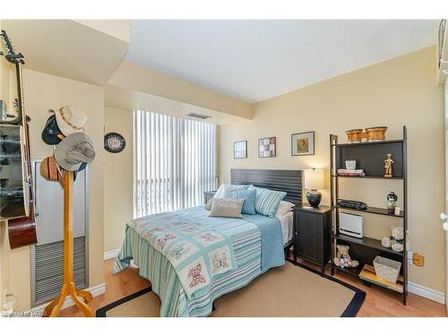 1605-55 Kingsbridge Garden Circle, Mississauga, ON - Indoor Photo Showing Bedroom