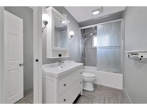 64 Nash Road S, Hamilton, ON - Indoor Photo Showing Bathroom