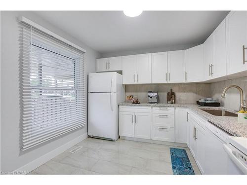 21-25 Erica Crescent, London, ON - Indoor Photo Showing Kitchen