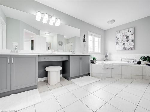 2547 Armour Crescent, Burlington, ON - Indoor Photo Showing Bathroom
