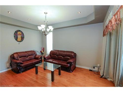 2093 Swanfield Street, Kingston, ON - Indoor Photo Showing Living Room