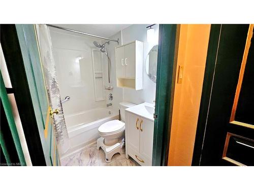 810-359 Geneva Street, St. Catharines, ON - Indoor Photo Showing Bathroom