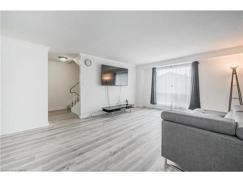 5-648 Doon Village Road, Kitchener, ON - Indoor Photo Showing Living Room