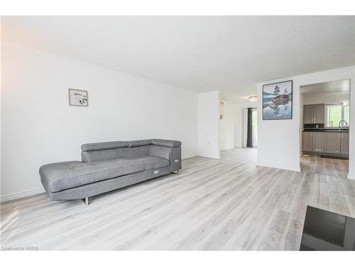 5-648 Doon Village Road, Kitchener, ON - Indoor Photo Showing Living Room