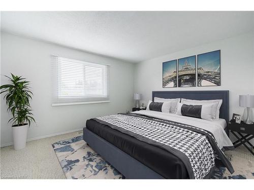 5-648 Doon Village Road, Kitchener, ON - Indoor Photo Showing Bedroom