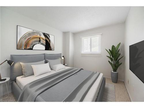 5-648 Doon Village Road, Kitchener, ON - Indoor Photo Showing Bedroom
