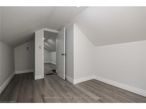 1004 Oak Street, Windsor, ON - Indoor Photo Showing Other Room