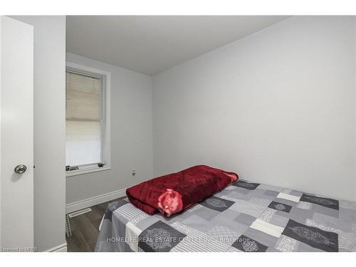 1004 Oak Street, Windsor, ON - Indoor Photo Showing Bedroom