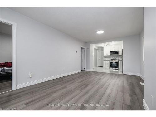 1004 Oak Street, Windsor, ON - Indoor Photo Showing Living Room