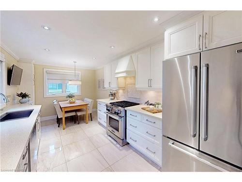 2046 Family Crescent, Mississauga, ON - Indoor Photo Showing Kitchen With Stainless Steel Kitchen With Upgraded Kitchen