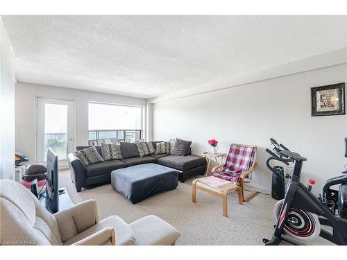 505-2411 New Street, Burlington, ON - Indoor Photo Showing Living Room