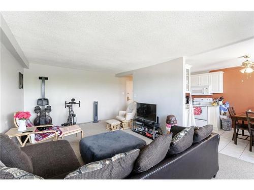 505-2411 New Street, Burlington, ON - Indoor Photo Showing Living Room