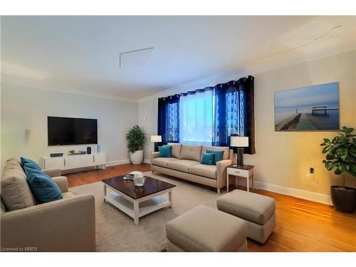 650 Dunn Avenue, Hamilton, ON - Indoor Photo Showing Living Room