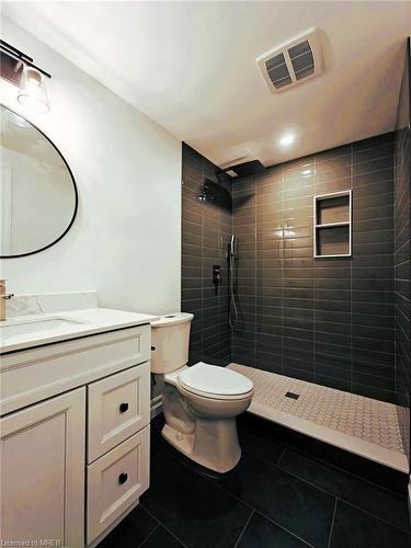 1-70 Elmwood Avenue, Cambridge, ON - Indoor Photo Showing Bathroom