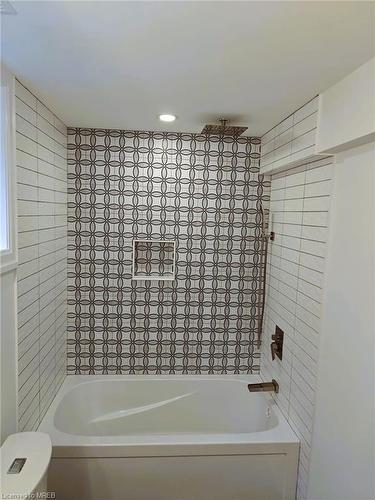 1-70 Elmwood Avenue, Cambridge, ON - Indoor Photo Showing Bathroom