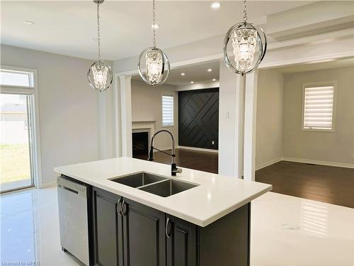 40 Sparkle Drive Drive, Thorold, ON - Indoor Photo Showing Kitchen With Double Sink