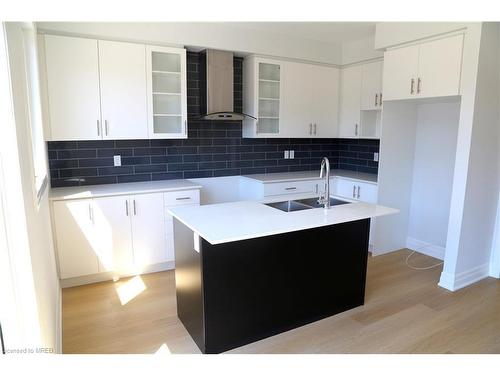 9 Rosanne Circle, Wasaga Beach, ON - Indoor Photo Showing Kitchen With Double Sink With Upgraded Kitchen