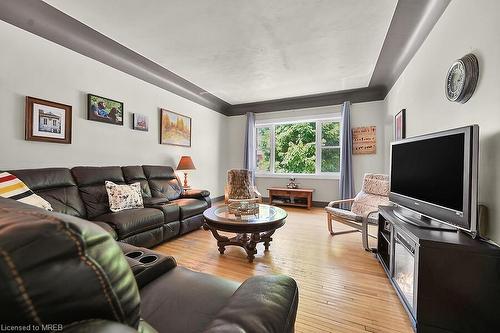 125 East 9Th Street, Hamilton, ON - Indoor Photo Showing Living Room