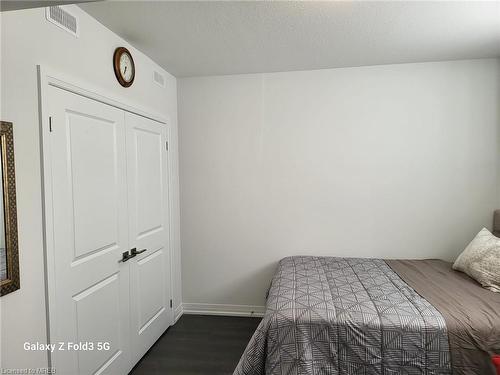 100-6705 Cropp Street, Niagara Falls, ON - Indoor Photo Showing Bedroom