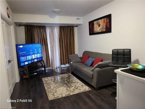 100-6705 Cropp Street, Niagara Falls, ON - Indoor Photo Showing Living Room