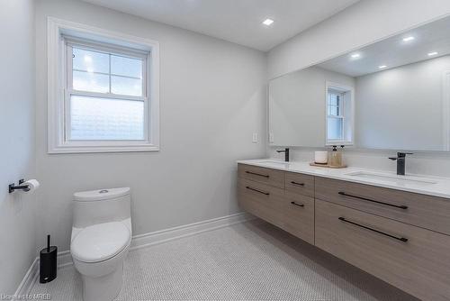 1204 Clarkson Road N, Mississauga, ON - Indoor Photo Showing Bathroom