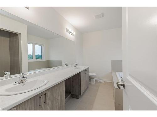 36 Hillcroft Way, Kawartha Lakes, ON - Indoor Photo Showing Bathroom