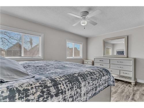 15 Lincoln Street, Hamilton, ON - Indoor Photo Showing Bedroom