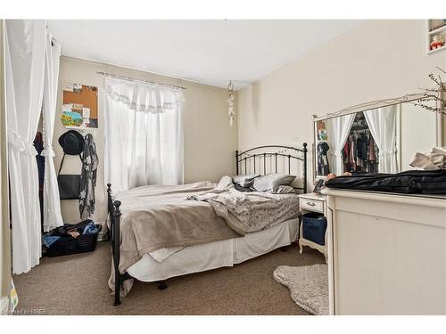 207 Beaver Street, Thorold, ON - Indoor Photo Showing Bedroom