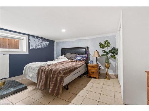 207 Beaver Street, Thorold, ON - Indoor Photo Showing Bedroom