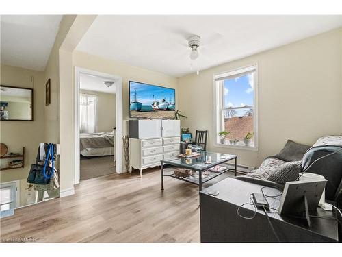 207 Beaver Street, Thorold, ON - Indoor Photo Showing Living Room