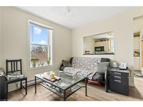 207 Beaver Street, Thorold, ON - Indoor Photo Showing Living Room