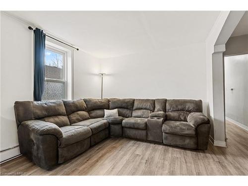 207 Beaver Street, Thorold, ON - Indoor Photo Showing Living Room