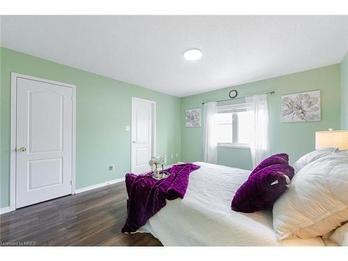 5866 Blue Spruce Avenue, Burlington, ON - Indoor Photo Showing Bedroom