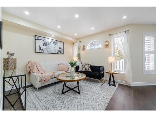 5866 Blue Spruce Avenue, Burlington, ON - Indoor Photo Showing Living Room