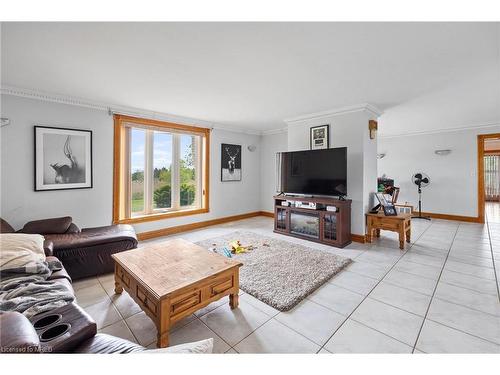 3670-3Rd Concession Road, Essex, ON - Indoor Photo Showing Living Room