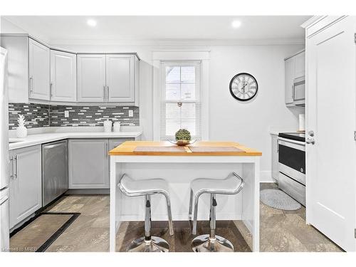 5835 Brookfield Avenue, Niagara Falls, ON - Indoor Photo Showing Kitchen With Upgraded Kitchen