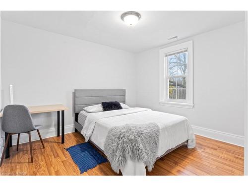 5835 Brookfield Avenue, Niagara Falls, ON - Indoor Photo Showing Bedroom