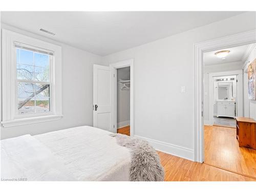 5835 Brookfield Avenue, Niagara Falls, ON - Indoor Photo Showing Bedroom