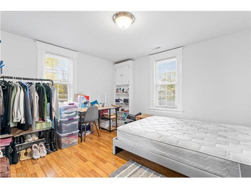 5835 Brookfield Avenue, Niagara Falls, ON - Indoor Photo Showing Bedroom